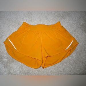 LULULEMON HOTTY HOT SHORTS 2.5 SIZE 6 TANGERINE COLOR